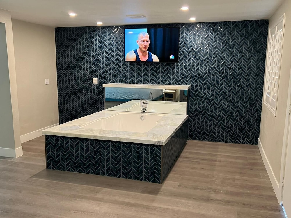 Suite, 1 King Bed, Non Smoking, Jetted Tub photo 2