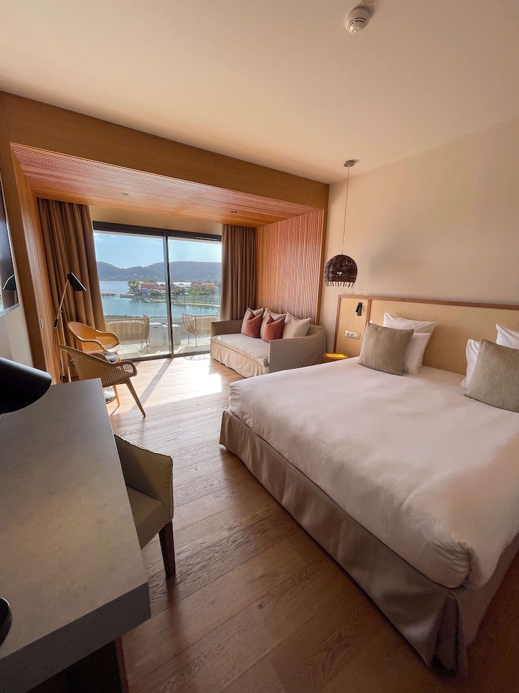 Junior Suite, 1 King Bed, Balcony, Sea View - Photo 1