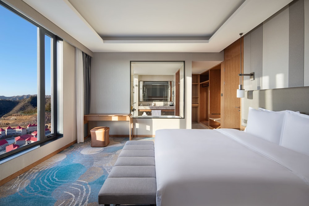 Suite, 1 King Bed (Living Area) - Photo 1