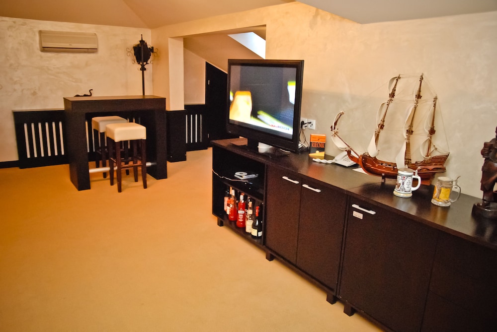Deluxe Apartment, 1 King Bed, Smoking photo 2