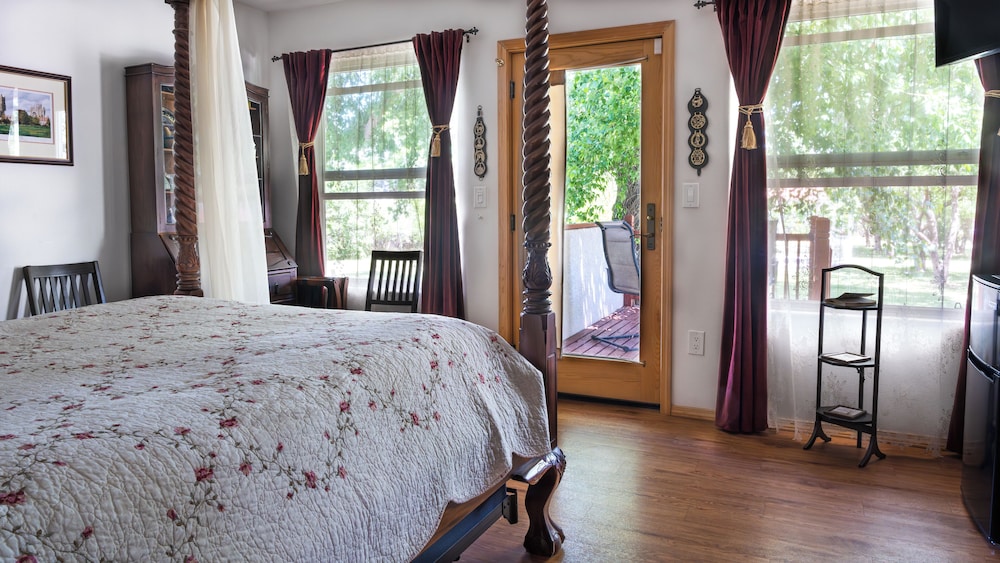 Romantic Room, 1 Queen Bed, Patio (English Rose, Pet Friendly) photo 2