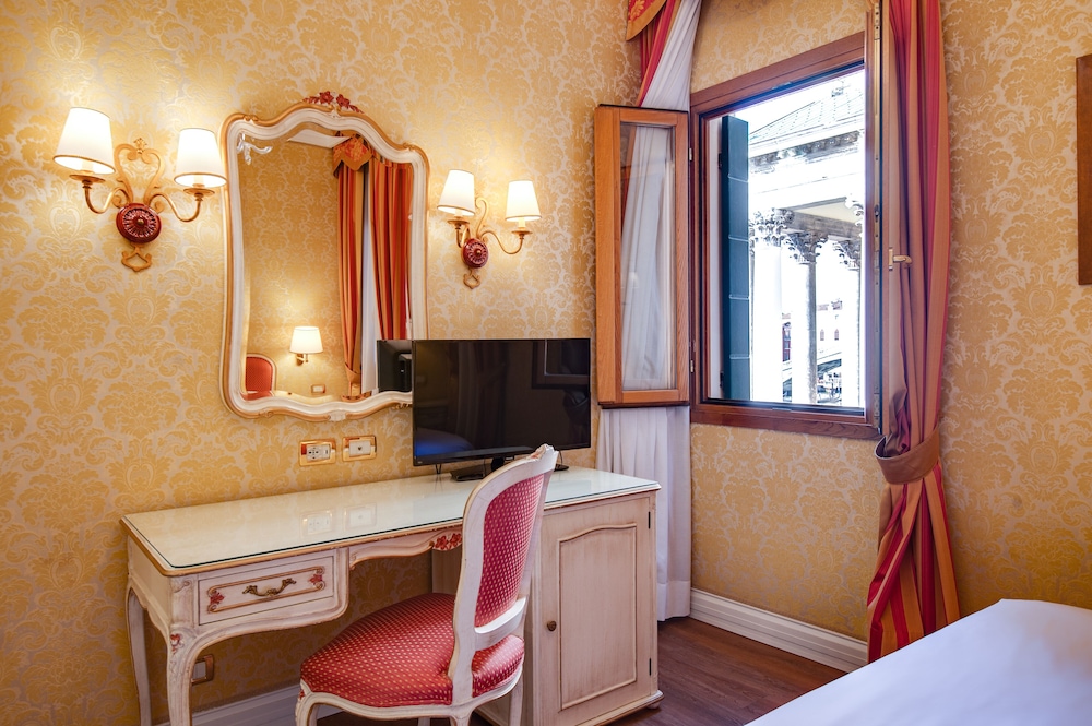 Superior Double or Twin Room photo 3