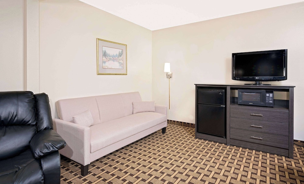 Studio Suite, 1 King Bed, Non Smoking - Photo 1