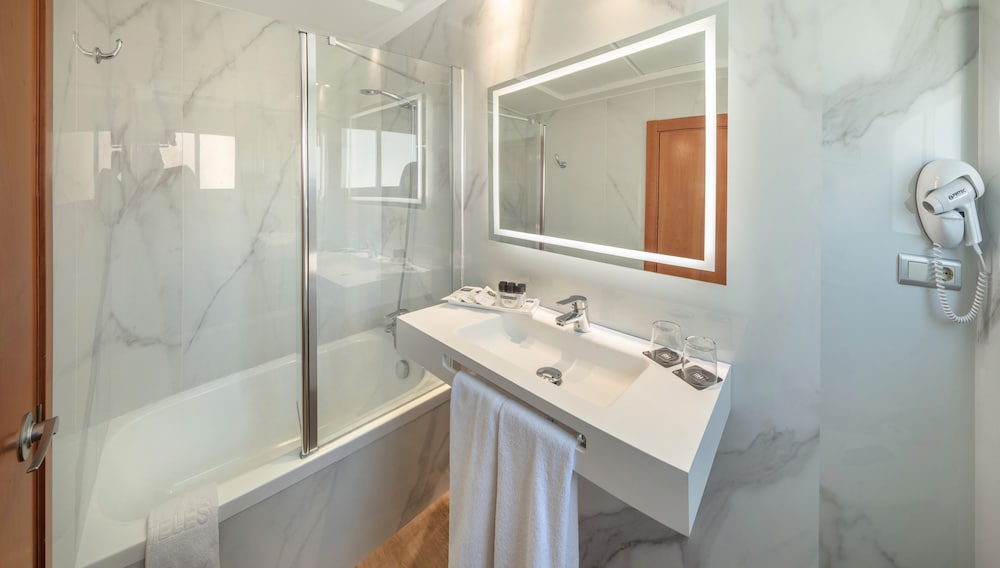 Superior Room, Terrace, City View (2 Adults and 1 Child) - Photo 4