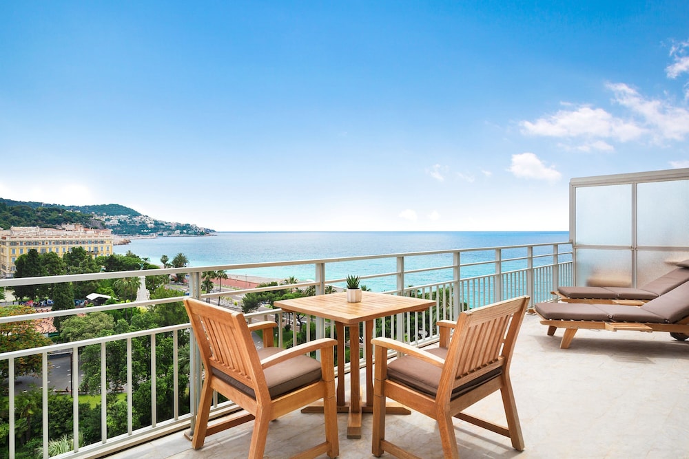 Junior Suite, 1 King Bed, Garden View (Terrace)