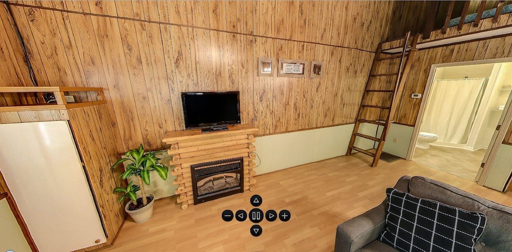 Luxury Cabin, 1 Bedroom, Non Smoking (No Pets, Linens Included) photo 2