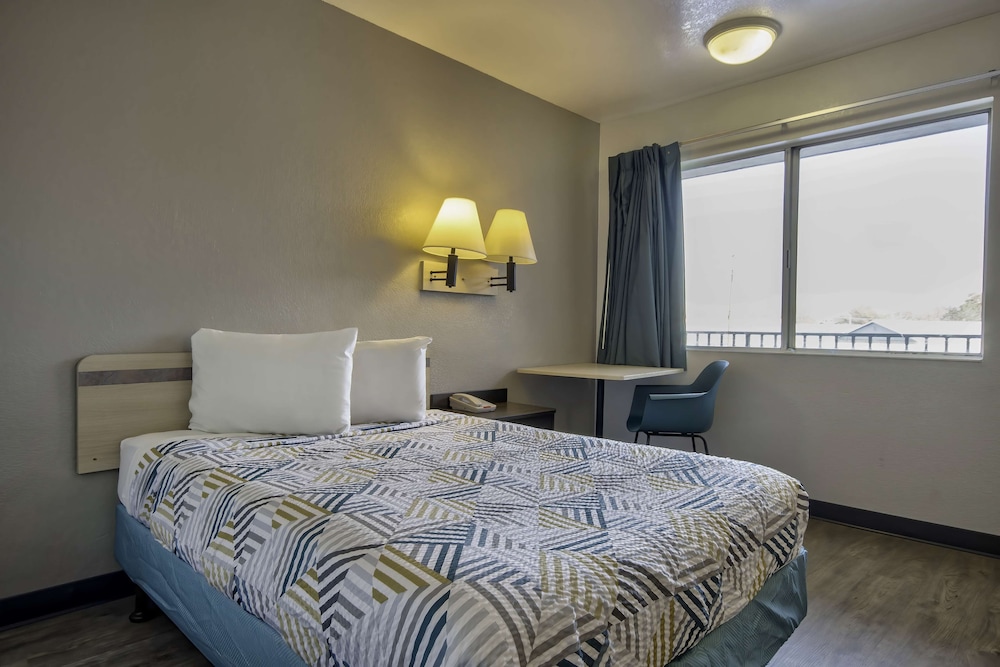 Standard Room, 1 Queen Bed, Non Smoking, Refrigerator & Microwave