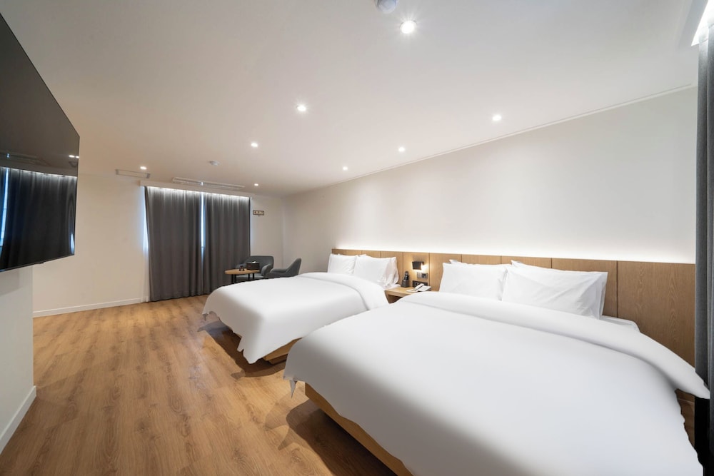 Suite Twin-Basic occupancy: 2 people. Additional person(including infants) 10,000 KRW on site