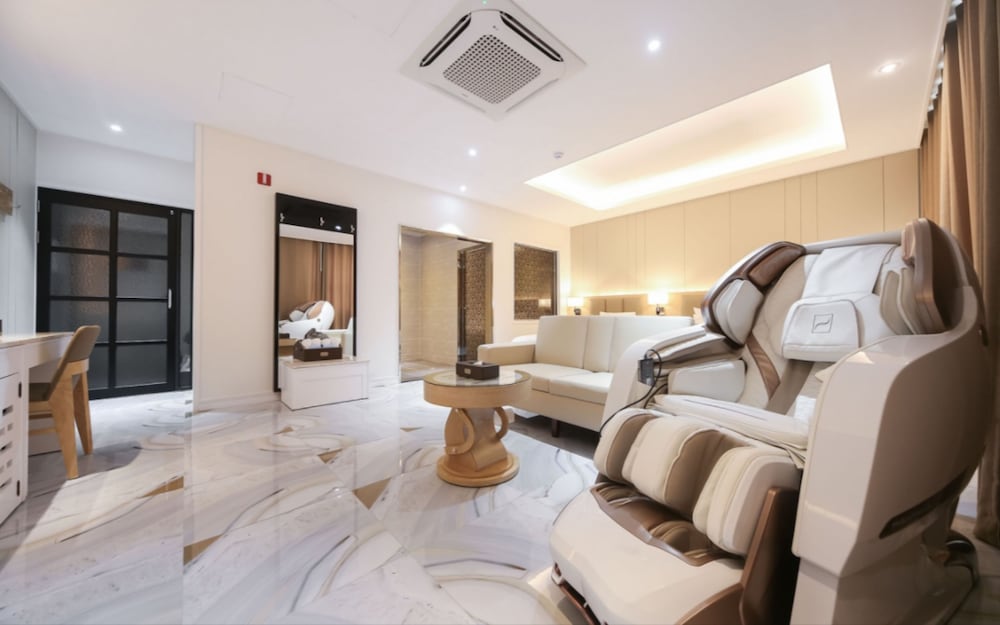 Royal Twin Room (Extra Person Fee Check On-site) - Photo 1