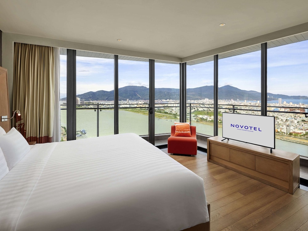 Corner Suite, panoramic Han River view, bathtub , Premier Lounge Access - 1 king bed