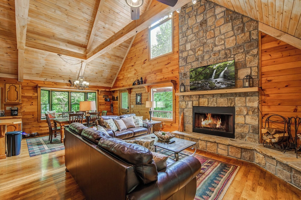 Cabin, Multiple Beds, Hot Tub, Mountain View (Bear Track Falls) photo 1