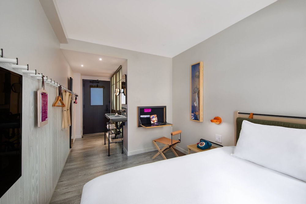 Room, 1 Queen Bed (Mobility/Hearing Access, Roll-in Shwr) - Photo 1