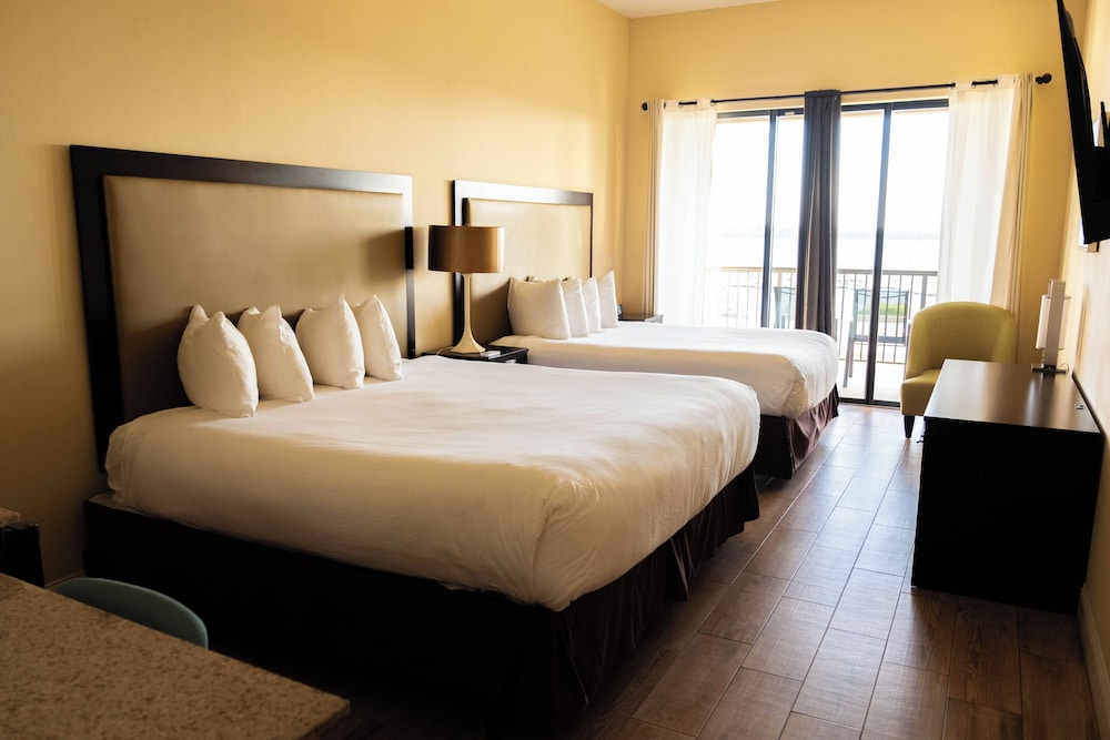Room, Multiple Beds, Lake View (Nonsmoking) photo 2