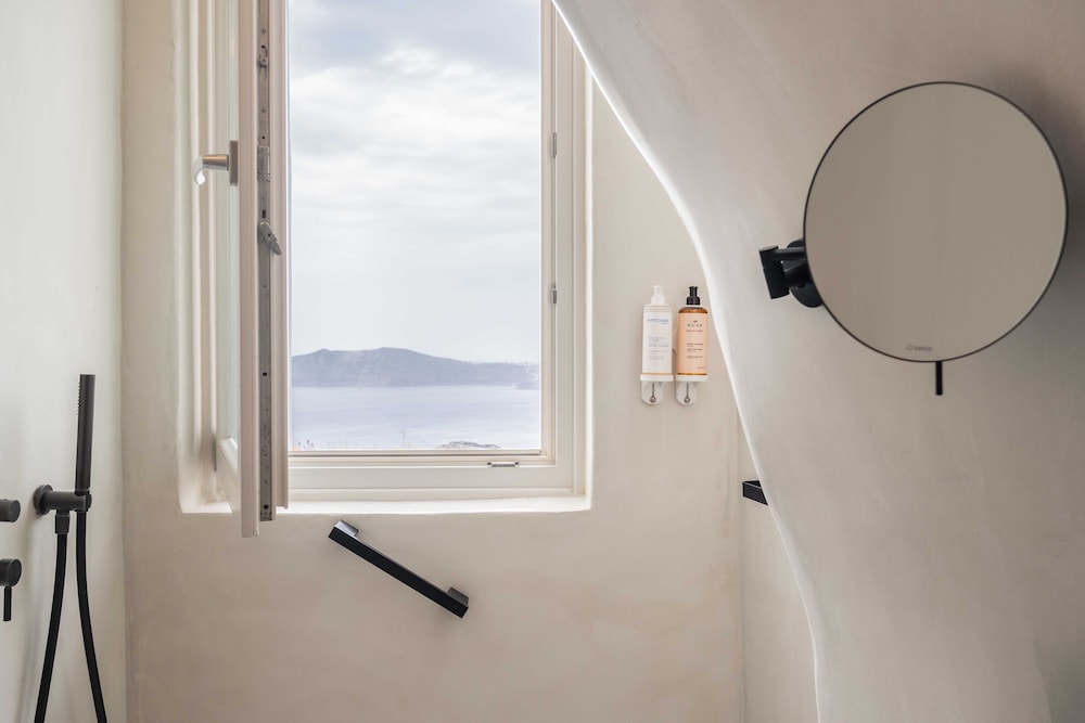 Rocabella Suite Caldera View with Outdoor Mini Plunge Pool for 6 Guests - Photo 9