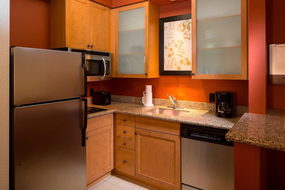 Suite, 1 Bedroom (Mobility/Hearing Access, Roll-In Shwr) photo 3