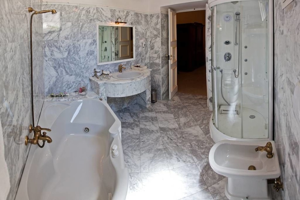 Prestige Suite with Whirlpool Bath photo 2