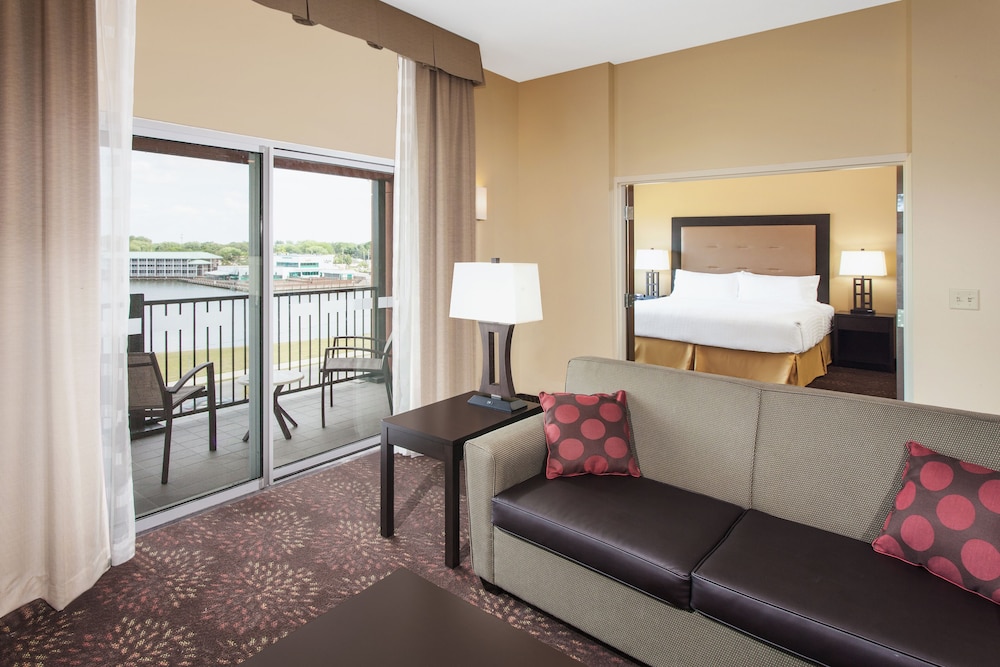 Suite, 1 King Bed (Mini Fridge) photo 3