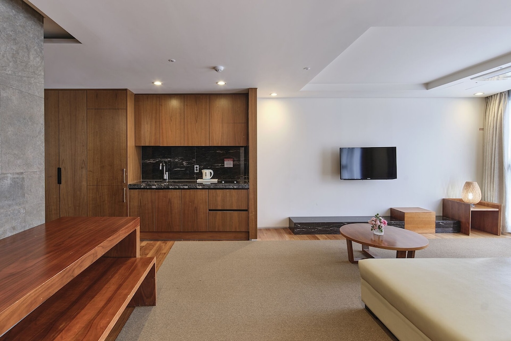 Deluxe Family Suite - Max 3, No Cooking, Tower Parking, Random Wood or Carpet