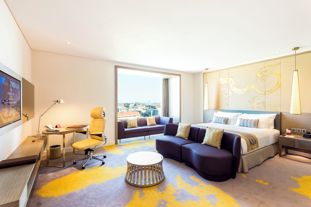Business Room, 1 King Bed (Top Floor)