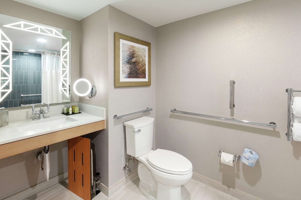 Room, 2 Queen Beds, Accessible (Mobility & Hearing, Roll-In Shower) - Photo 5