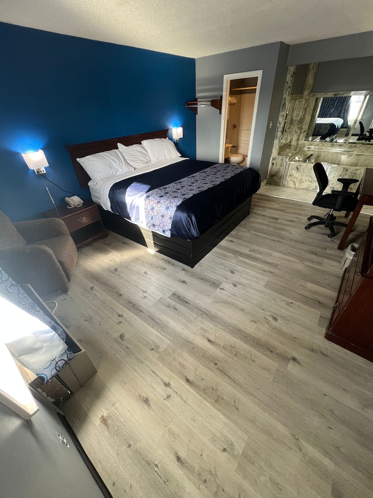 Room, 1 King Bed (with Jacuzzi) photo 2