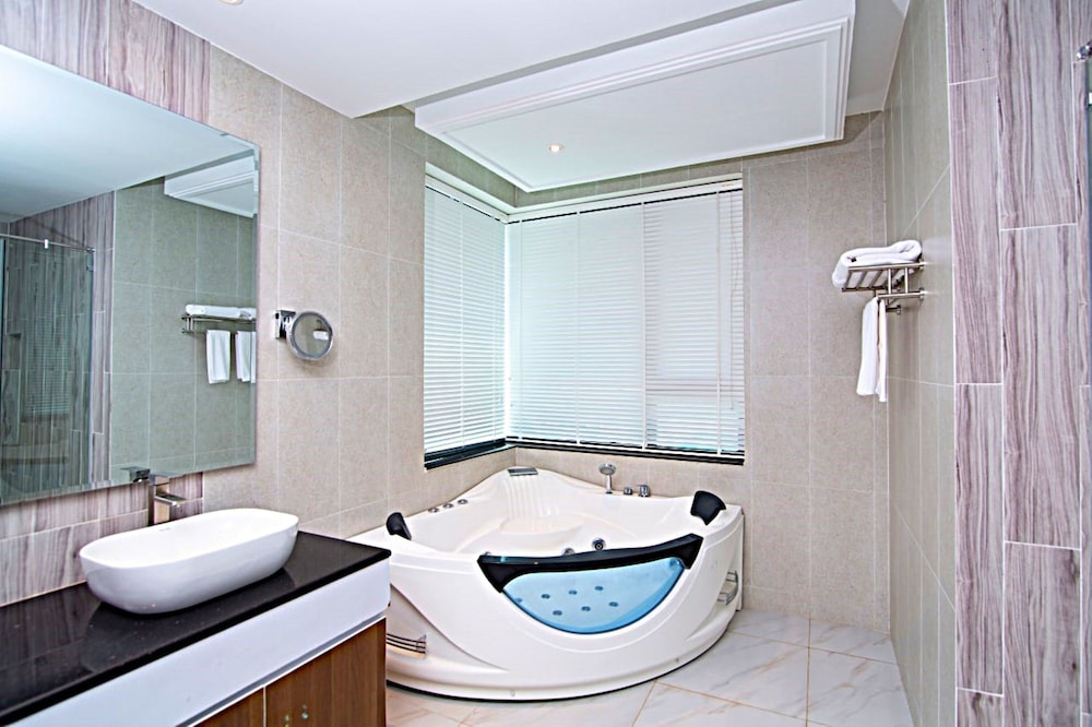 Grand Deluxe Twin Pool View - Photo 7