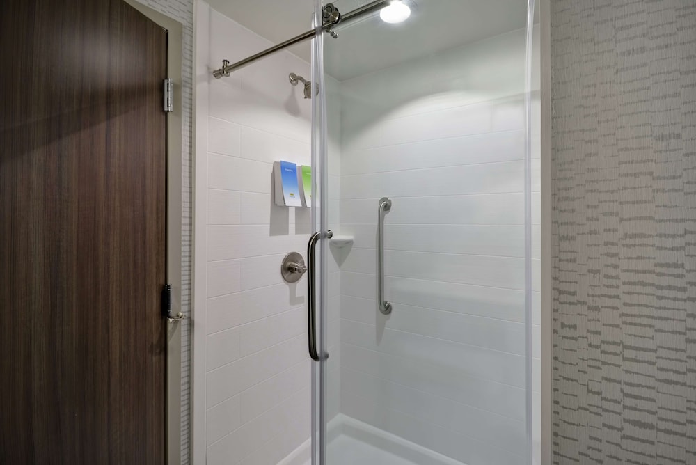 Suite, 1 King Bed, Accessible (Hearing) photo 3