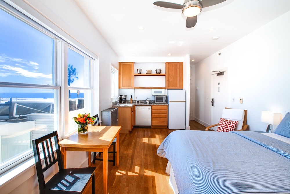 Studio Suite, Street view