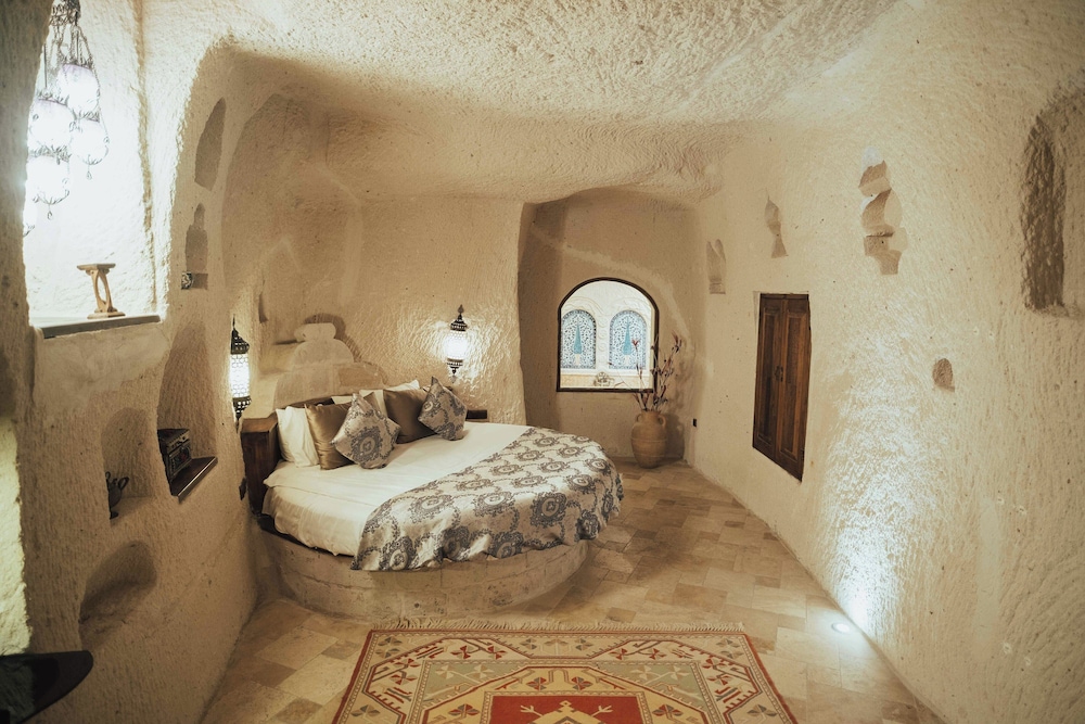 Queen Cave Suite with Stone Bathtub - Photo 16