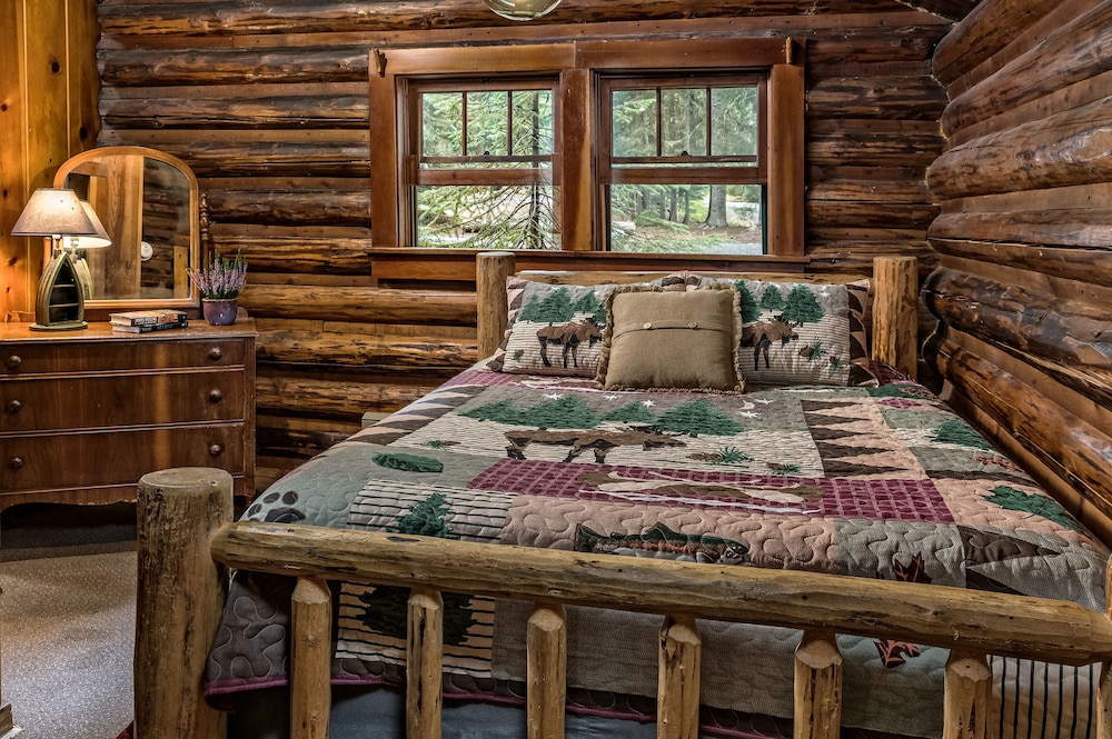 Odell Lake Historic Cabin-Queen Log Bed photo 2