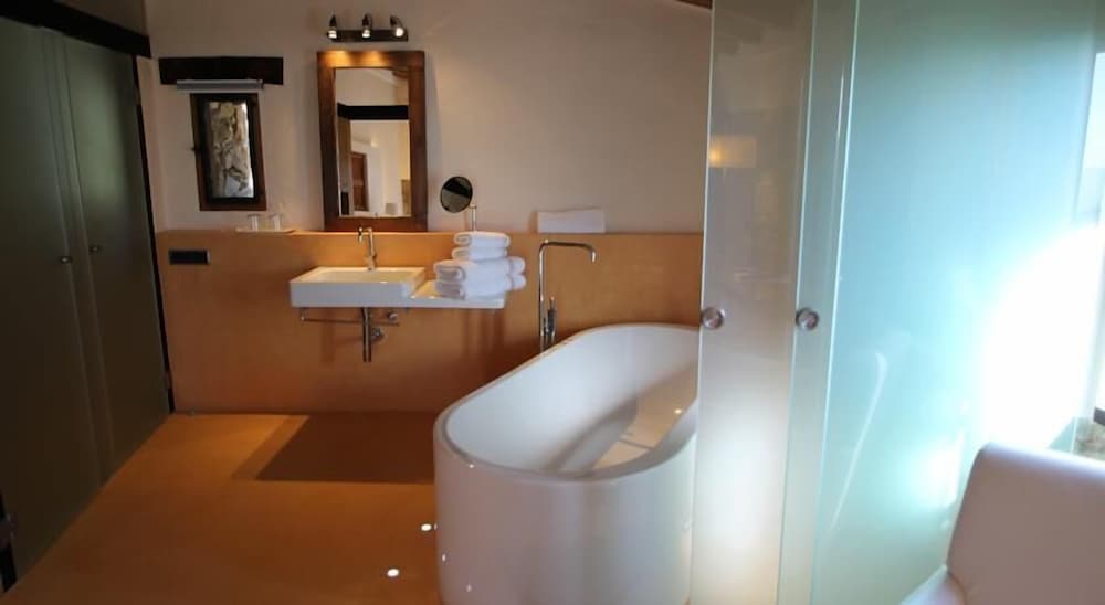 Junior Suite, 1 King Bed photo 3