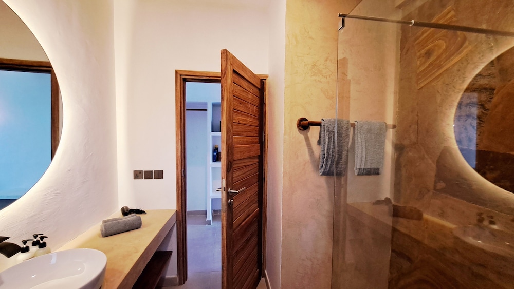 Deluxe Double Room - Photo 13