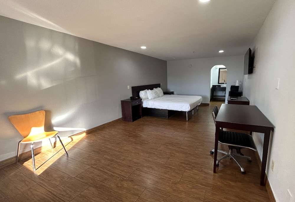 Deluxe Room, 1 King Bed, Non Smoking - Photo 9