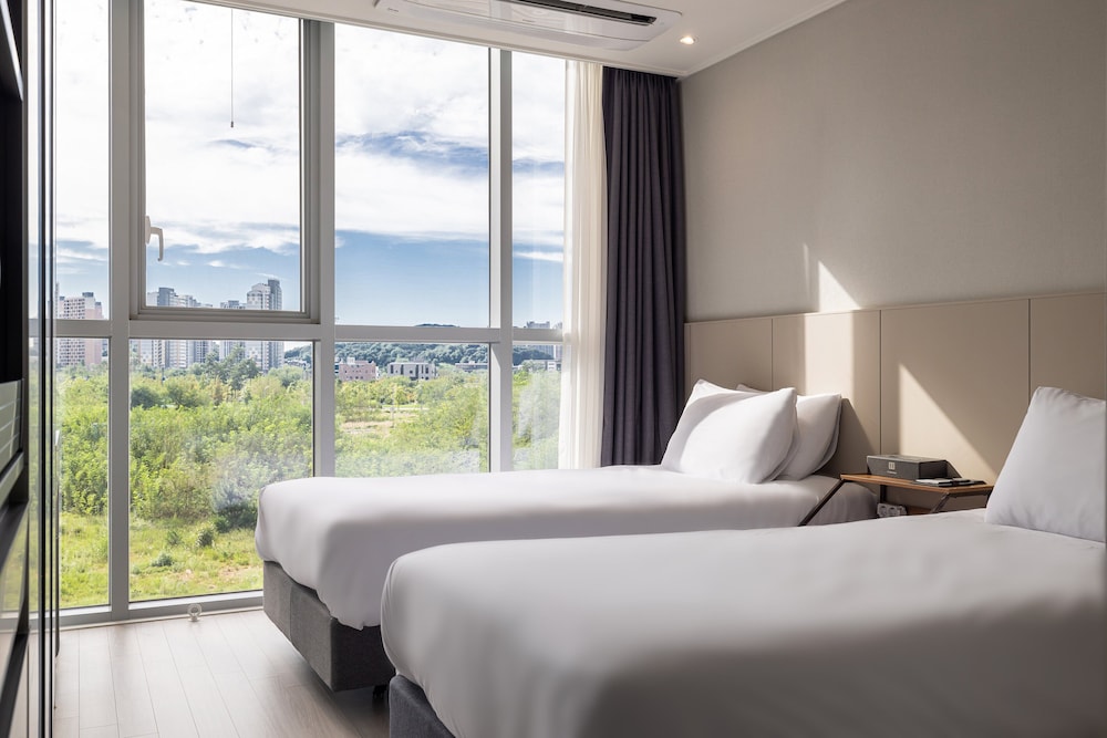 Standard Twin (City View) - Photo 3