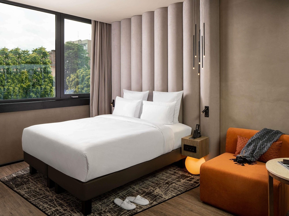 Deluxe Suite, 1 King Bed, Balcony - Photo 2