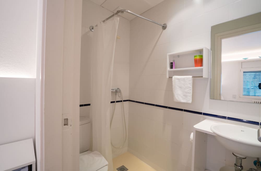 Basic Twin Room, 2 Twin Beds, Refrigerator photo 3