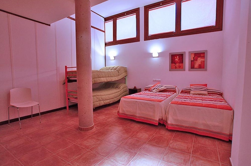 House, 4 Bedrooms photo 2