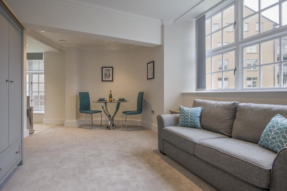 Luxury Studio, Ensuite, River View (Apt 17 - City Centre )