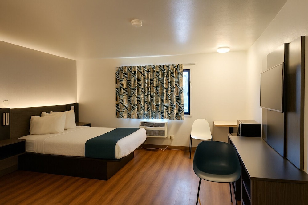 Premium Room, 1 Queen Bed, Non Smoking, Refrigerator & Microwave photo 3