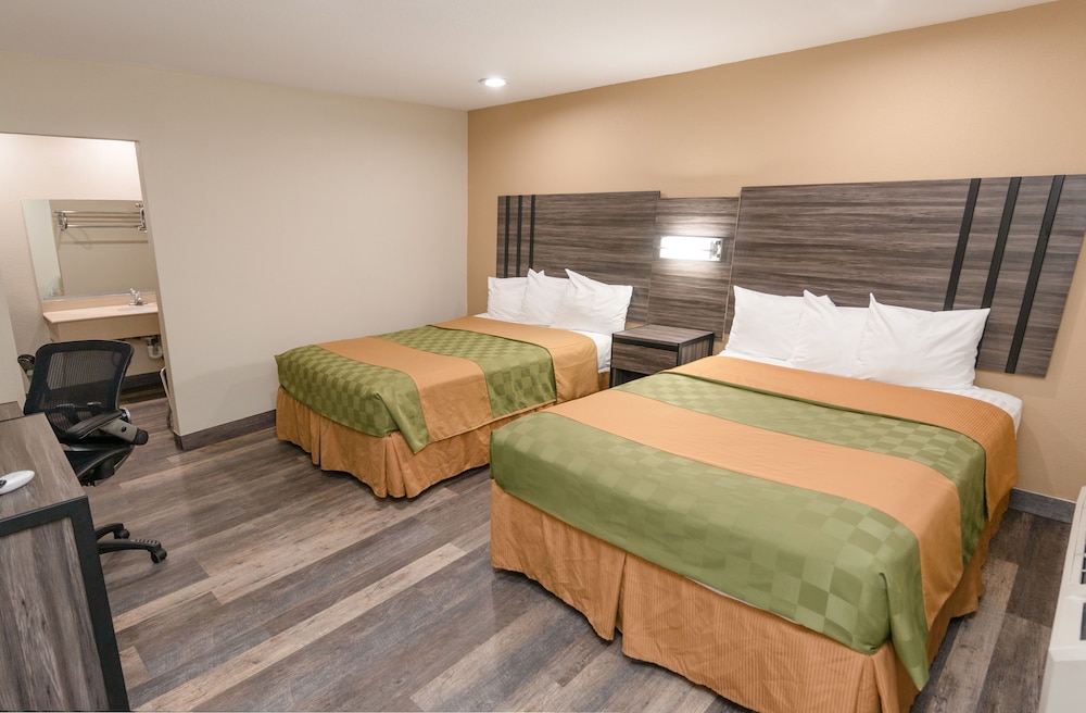 Room, 2 Queen Beds, Smoking photo 1
