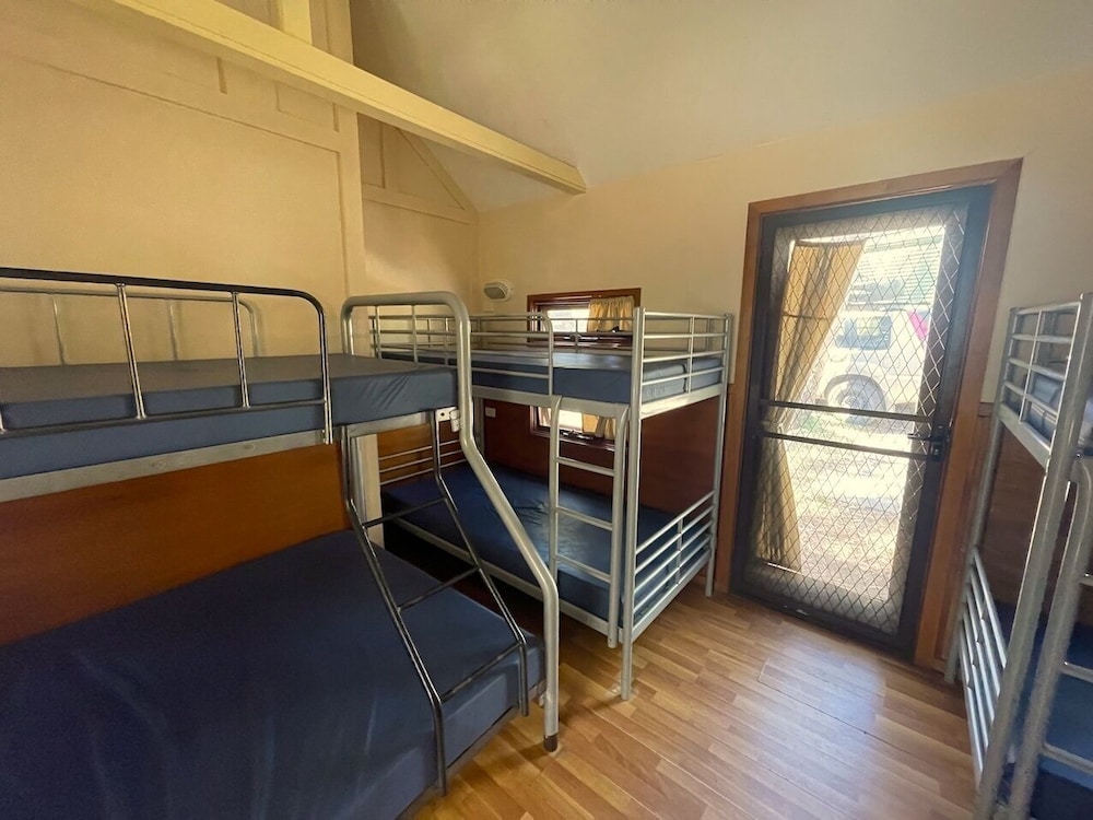 Private Bedroom - Sleep Up to 6 - Linen on Queen Bed Only (1 Queen 2 Bunks) photo 3