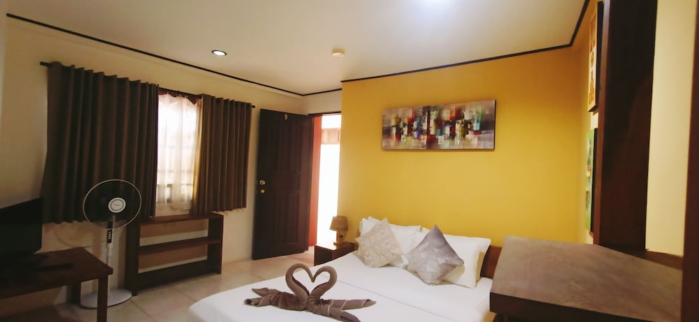 Deluxe Queen Room (2 Adults) photo 3