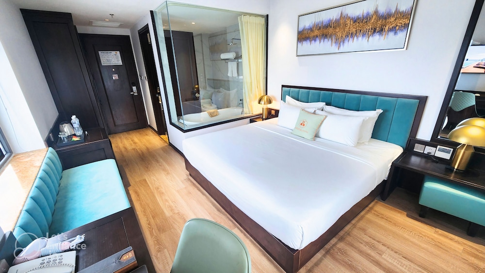 Deluxe King Room, Partial Ocean View photo 1