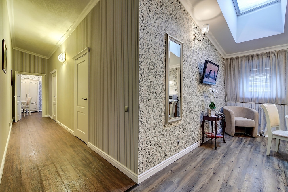 Family Room, 3 Bedrooms (Attic Windows) photo 3