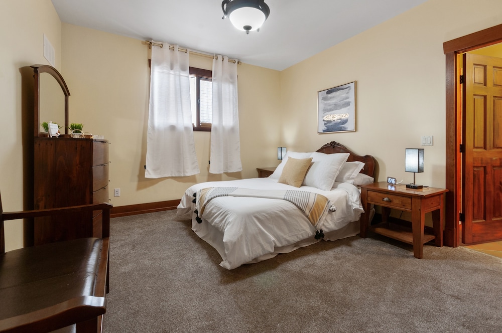 Executive Penthouse, 4 Bedrooms, Lake View, Beachside photo 2