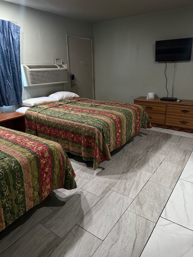 Weekly Two Queen Bed With Kitchen, Smoking photo 1