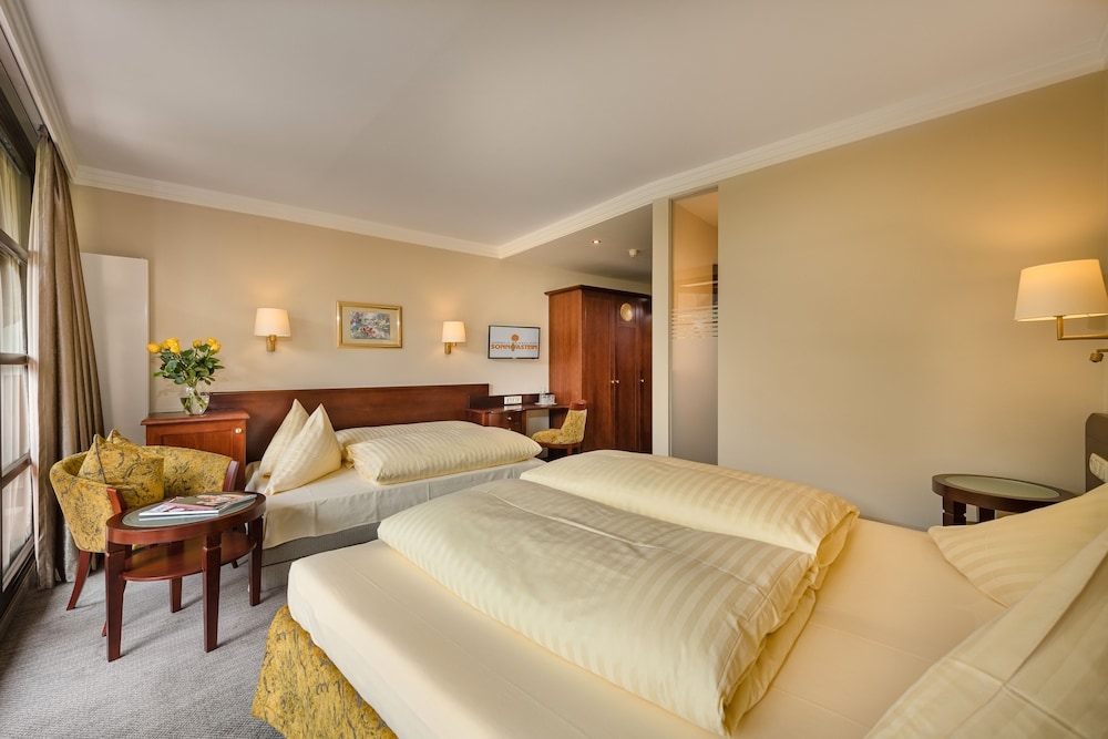 Deluxe Double Room, Balcony, Mountain View (2 Adults and 1 Child) photo 1