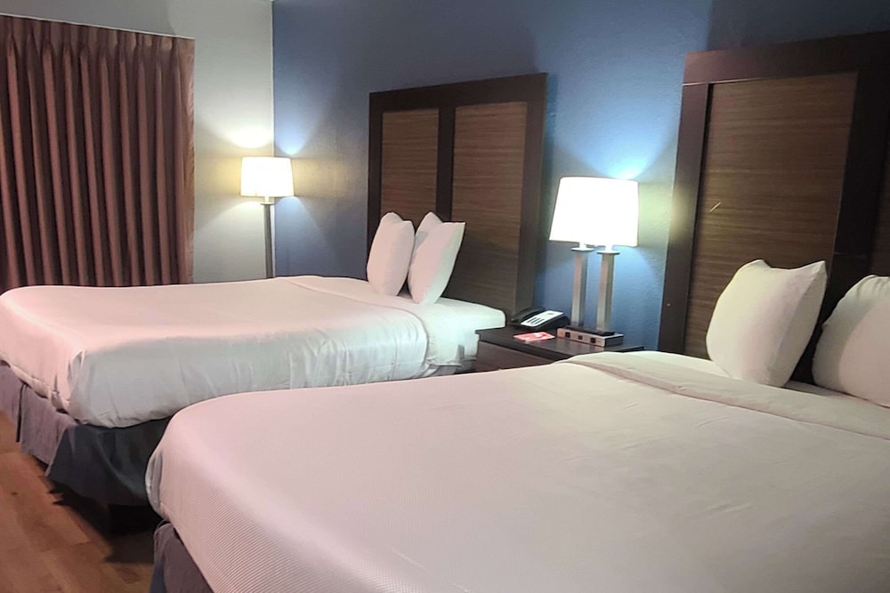 Standard Room, 2 Queen Beds, Non Smoking - Photo 5
