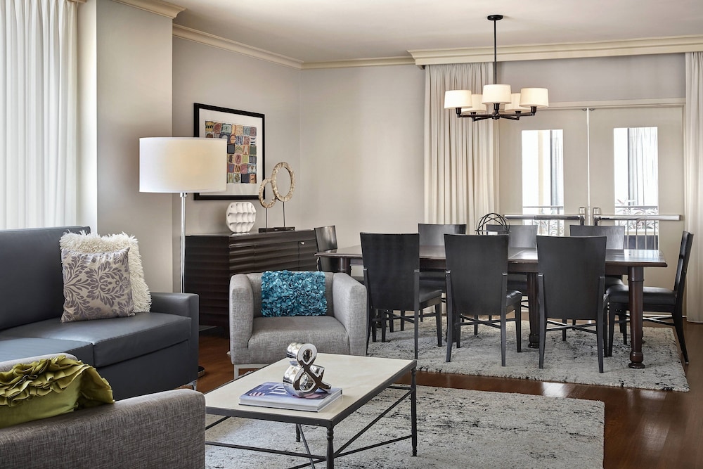 Suite - Photo 1