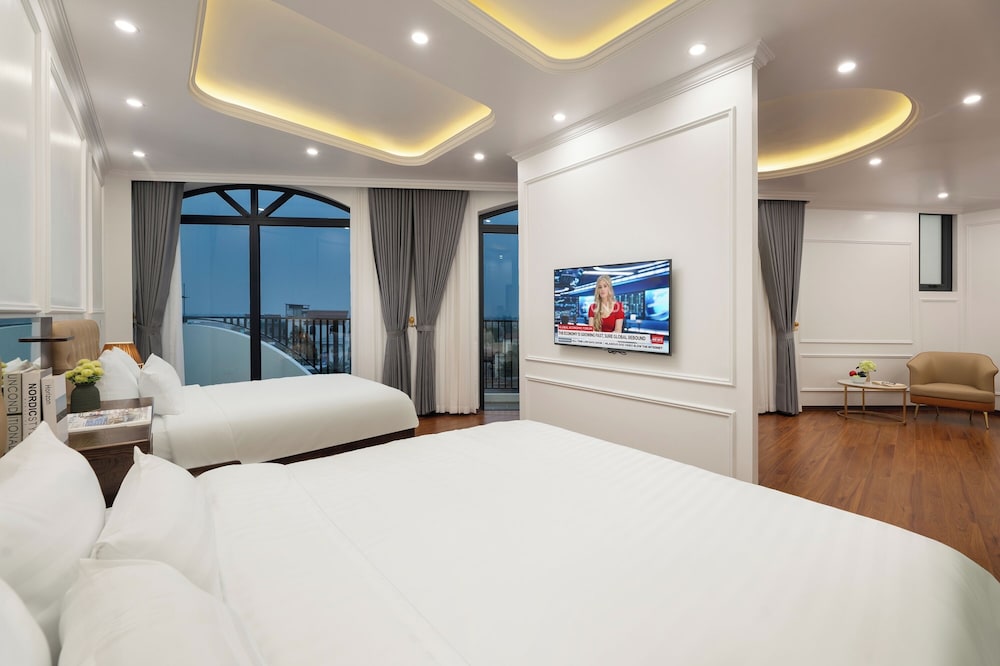 Family Room, Bathtub, City View